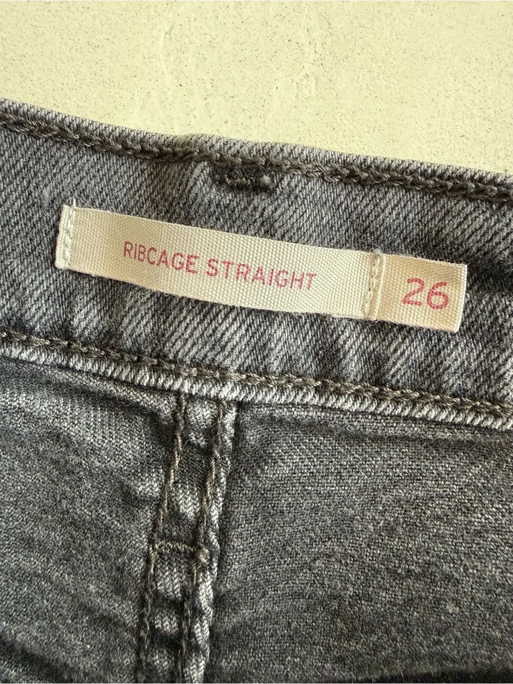 Levi’s Charcoal Ribcage Straight Leg Jean 26